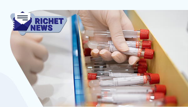 Richet News. Imagem, grupo de ampolas sendo manuseadas.